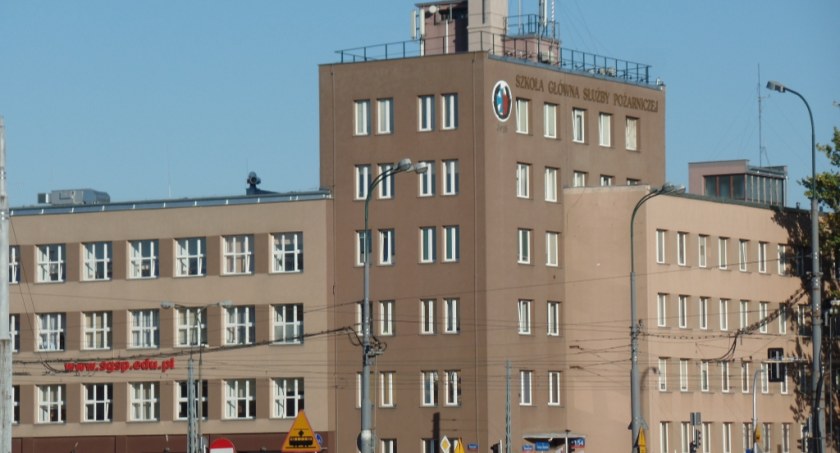 Centralny Ośrodek Wyszkolenia Pożarniczego w Warszawie, oddany do użytku w 1939 r. Miejsce pracy St. Komorowskiego tuż przed wojną. Obecnie siedziba Szkoły Głównej Służby Pożarniczej, fot. autor