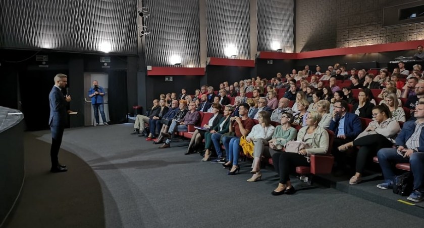 W MOK Brzezinka odbyło się spotkanie z rodzicami poświęcone nauce dzieci ze szkoły na Laryszu