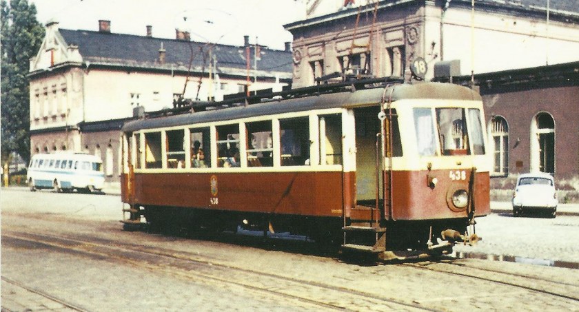 Tramwaj elektryczny przez dworcem kolejowym w Nowym Bogumine, początek lat 70. XX w. Linia łączyła Stary Bogumin z dworcem. Pocztówka wydana w styczniu 2003 r., jako reprint