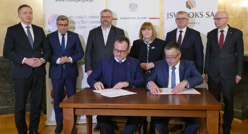 Uroczystość podpisania umowy o dofinansowanie budowy stacji (fot. NFOŚiGW)
