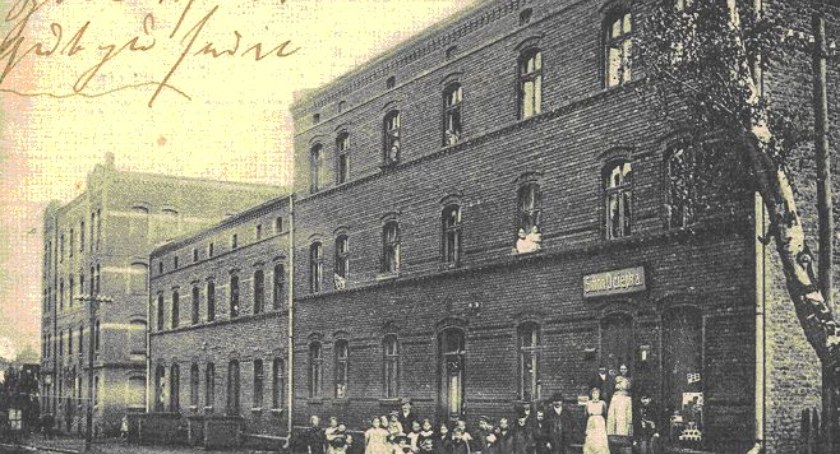 Na pocztówce z roku 1913 widok zabudowań na Janowie katowickim w rejonie dzisiejszej ul. Oswobodzenia. Naprzeciwko familoków znajdowało się pole górnicze „Morgenroth”