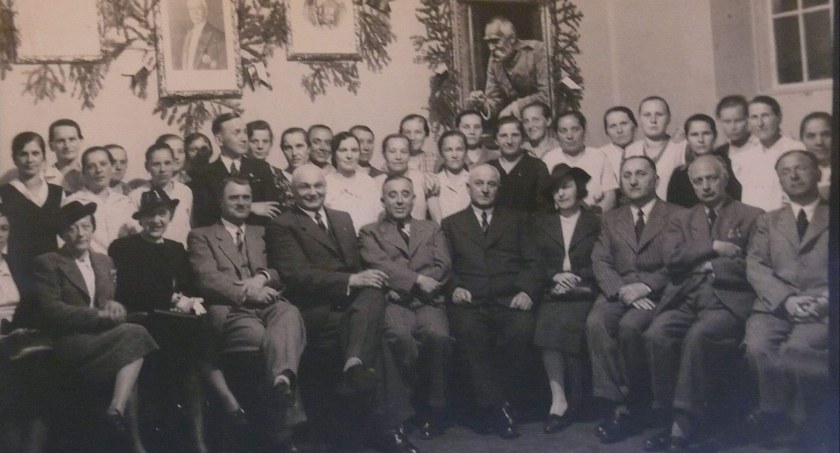Zarząd i urzędnicy firmy „Bracia Deutsch” na zdjęciu z okresu międzywojennego