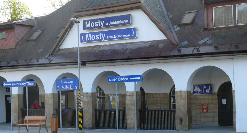 Kolejowa stacja graniczna Mosty u Jablunkova w Czechach. Uwagę zwracają dwujęzyczne czesko-polskie napisy na obiekcie. To dowód obecności polskiej mniejszości narodowej na tym terenie, fot. 2011 r.