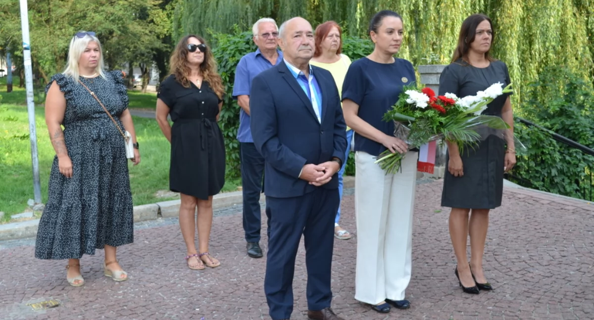 NEWS, Złożyli kwiaty miejscach pamięci - zdjęcie, fotografia