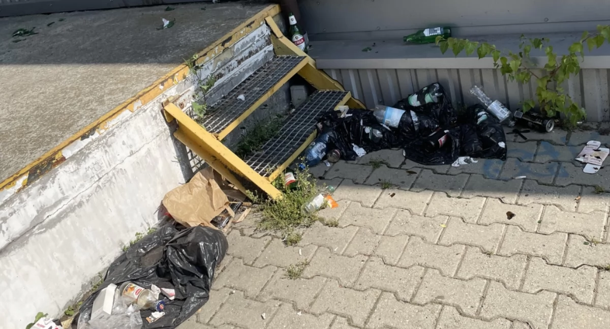 NEWS, Teren wokół dawnego Lewiatana Chopina tonie śmieciach - zdjęcie, fotografia