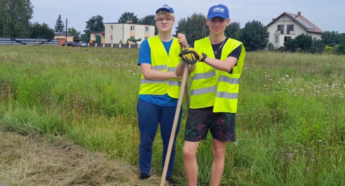 NEWS, Letnie utrzymanie dróg i poboczy wspomaga grupa młodzieży - zdjęcie, fotografia