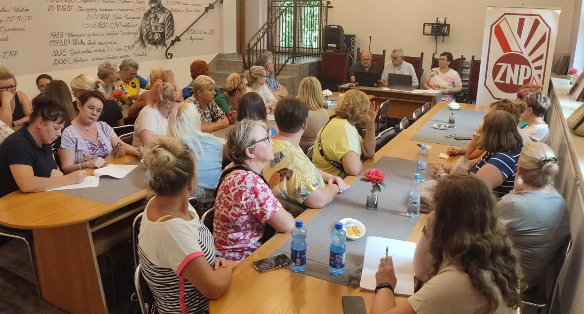 EDUKACJA, spotkanie zwolnień pracowników administracji obsługi szkołach przedszkolach - zdjęcie, fotografia