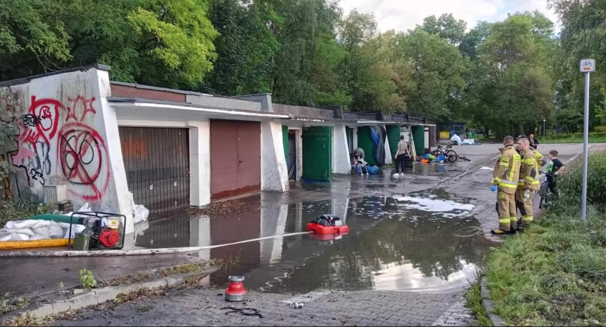 NEWS, Mysłowice ulewach Wylała Przemsza osunęła skarpa - zdjęcie, fotografia
