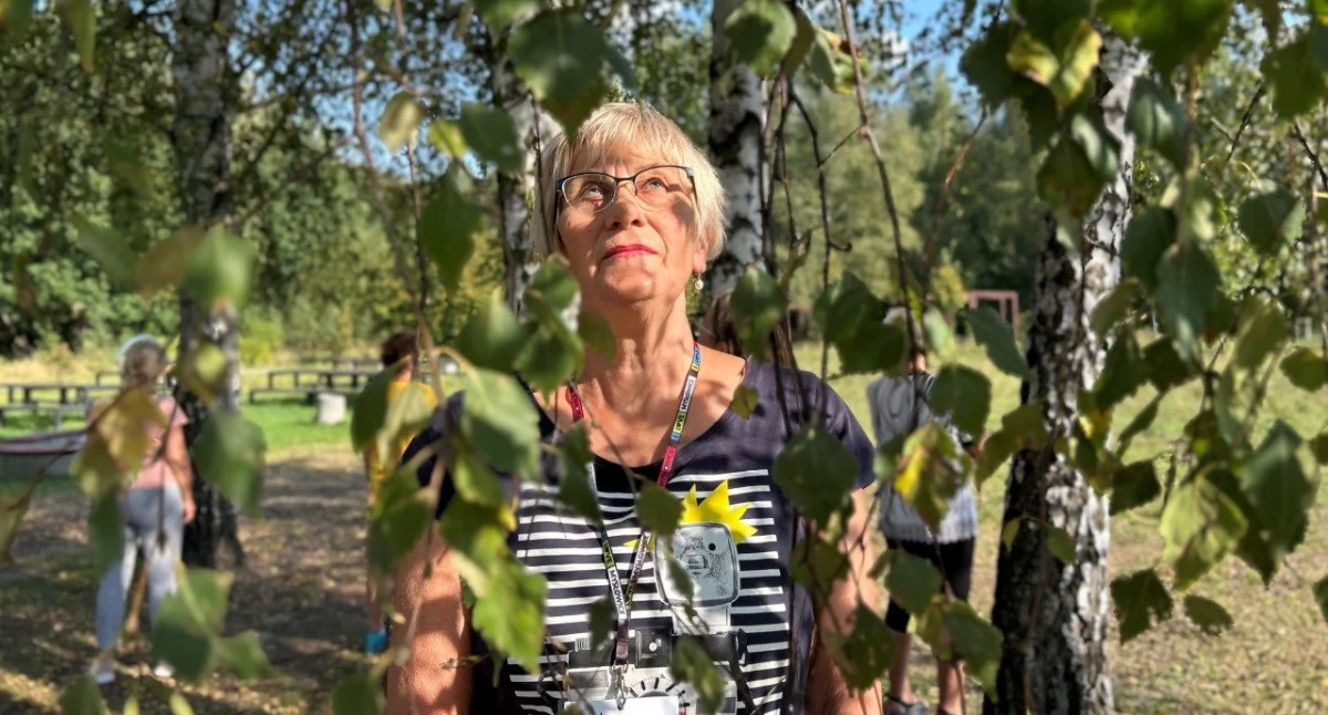 ECO, Seniorzy zażywali leśnych kąpieli słupeckim lesie - zdjęcie, fotografia