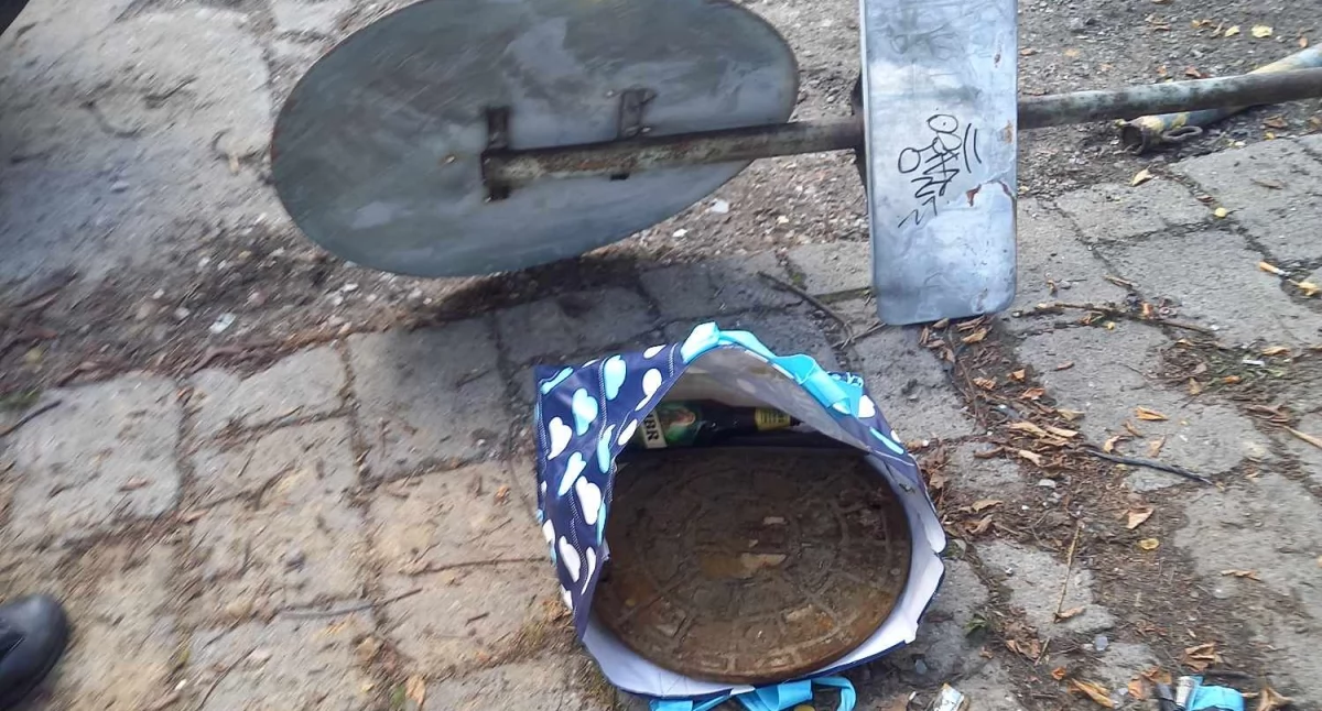 Kronika kryminalna, Złomiarze ukradli drogowy pokrywę studzienki Zatrzymali miejscy strażnicy - zdjęcie, fotografia