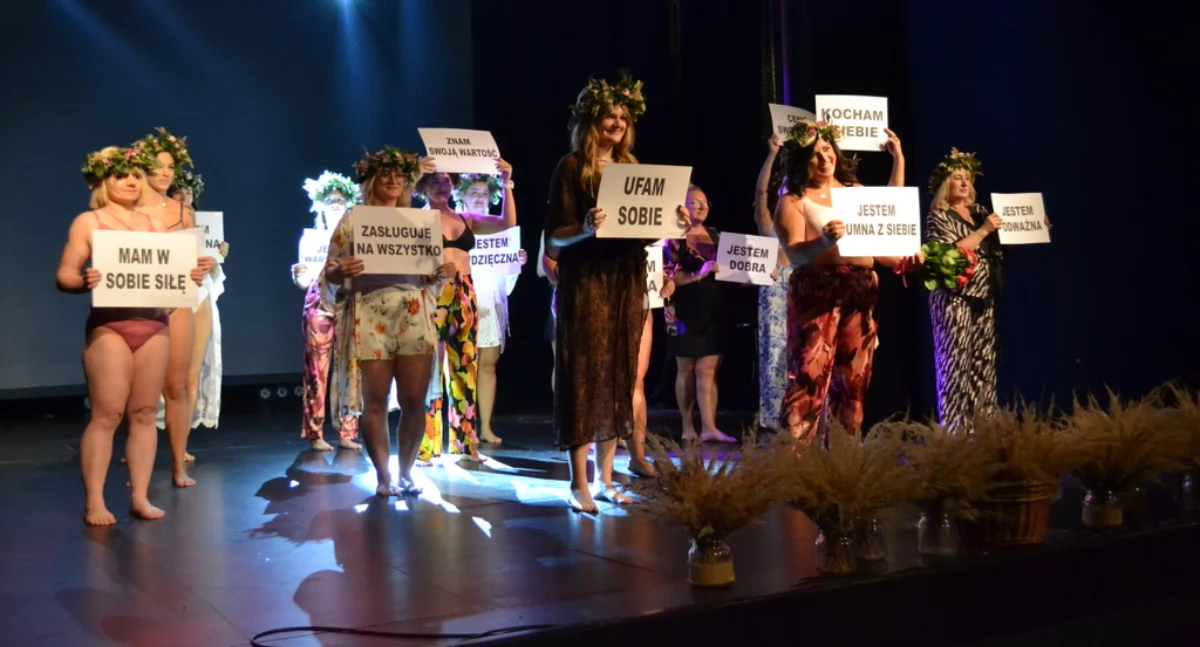 NEWS, Pokazały swoją kobiecość retuszu - zdjęcie, fotografia
