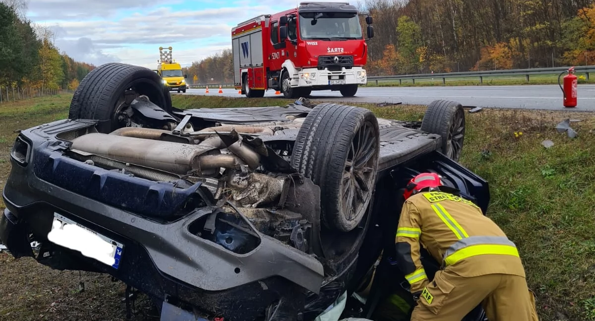 Wypadki drogowe, Dachowanie autostradzie - zdjęcie, fotografia