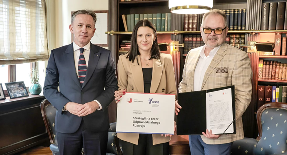 Decyzję o wsparciu lędzińskiej inwestycji przez KSSE z rąk dra hab. Rafała Żelaznego – prezesa Zarządu KSSE SA i wiceprezes Ewa Lipki odebrał Marek Potoczny – D&H South Project Manager