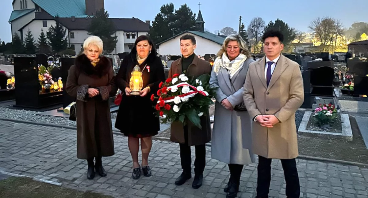 Lędzińscy radni powiatowi przy pomniku – zbiorowym grobie żołnierzy poległych w I wojnie światowej