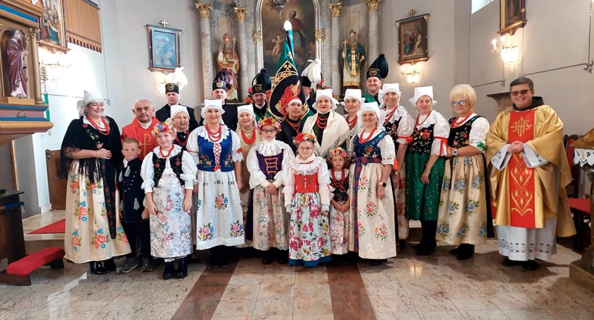 W uroczystości parafialnej w kościele pw. św Klemensa udział wzięły panie w śląskich strojach regionalnych oraz panowie w mundurach górniczych tworzący poczet sztandarowy