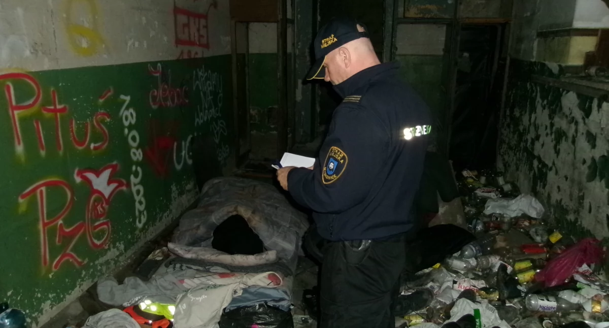 NEWS, Straż miejska kontroluje miejsca których przebywają osoby bezdomne - zdjęcie, fotografia