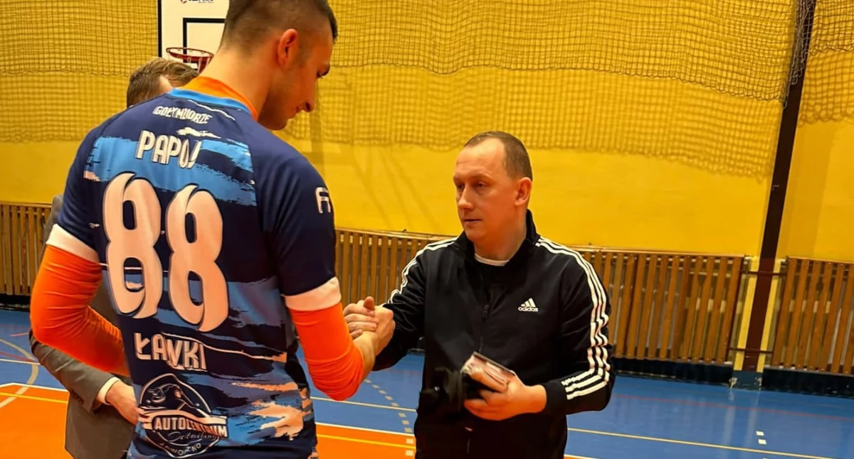 Szef lędzińskiego sztabu WOŚP Szymon Simonicz wręcza wyróżnienie dla Pawła Znaleśniaka z PKS Gołąb Ławki – najlepszego bramkarza turnieju