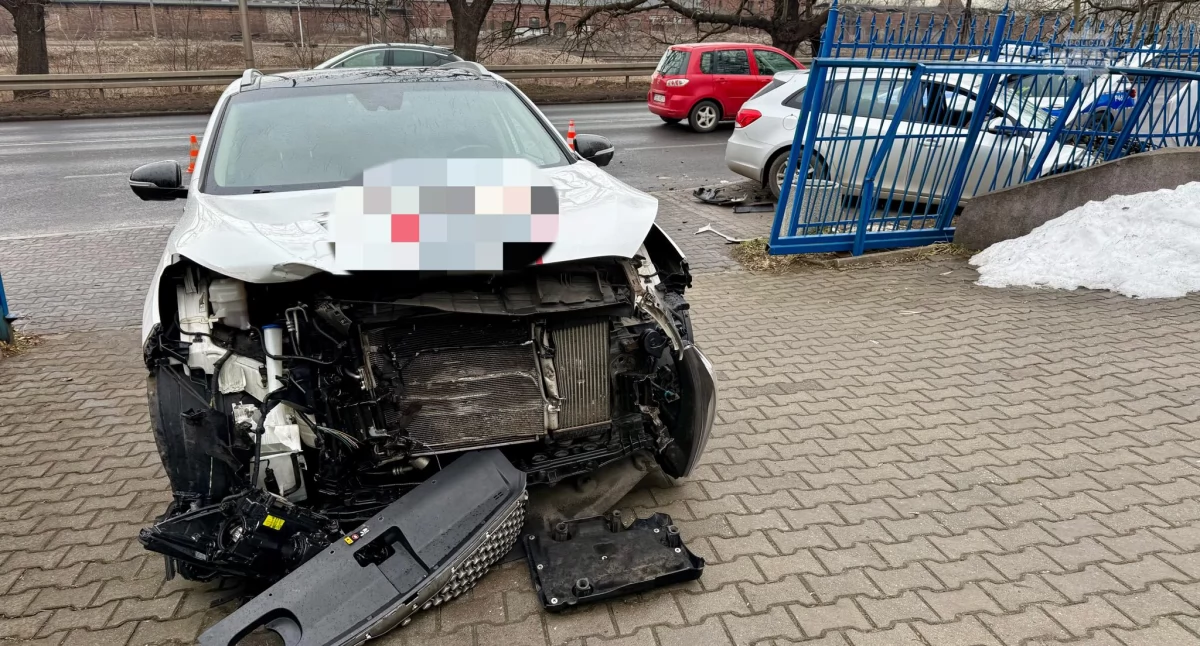 Wypadki drogowe, Wypadek Katowickiej Jeden kierowca został ranny - zdjęcie, fotografia