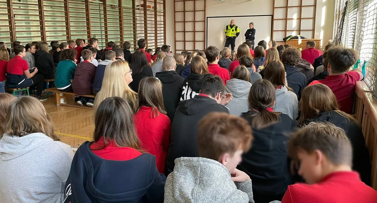 EDUKACJA, Ferie coraz bliżej! Policjanci przypominają dzieciom bezpieczeństwie - zdjęcie, fotografia