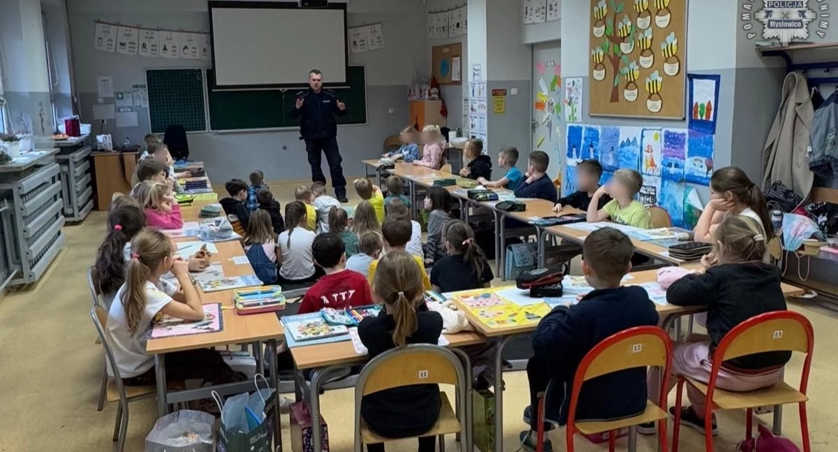NEWS, Dzielnicowy rozmawiał pierwszoklasistami bezpieczeństwie czasie nadchodzących ferii - zdjęcie, fotografia