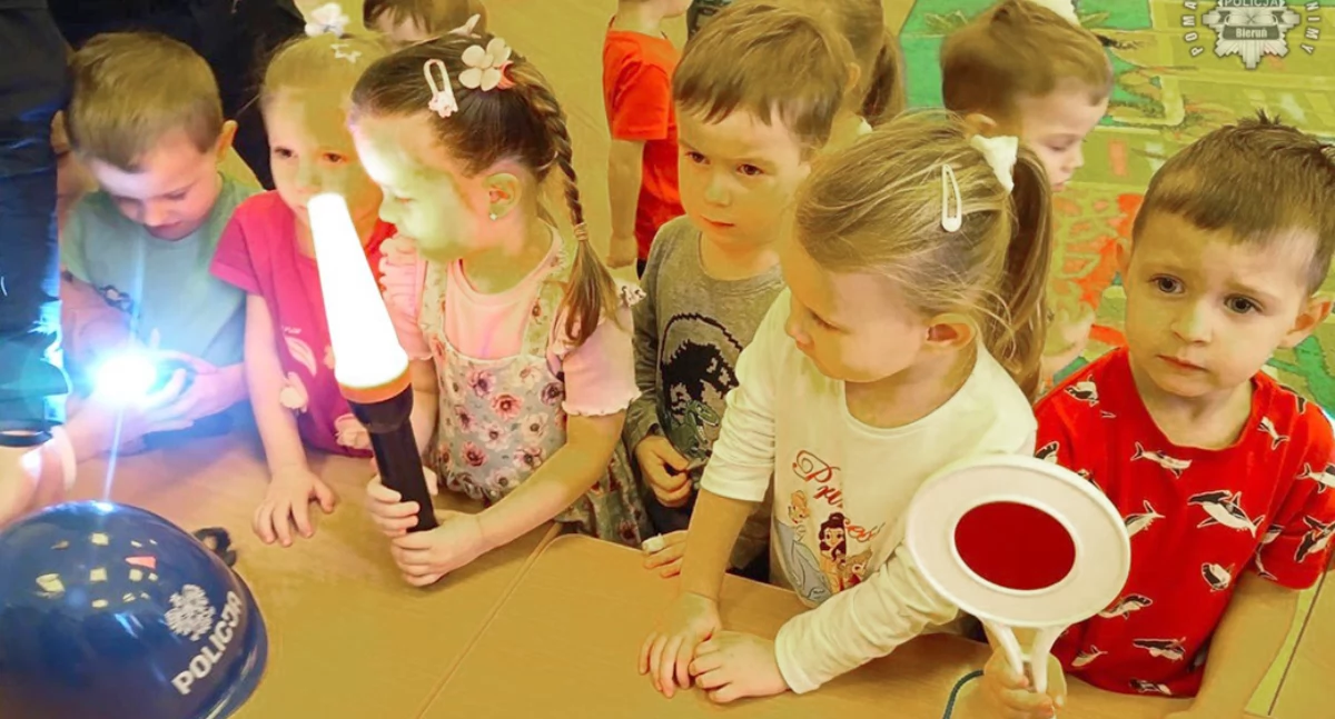EDUKACJA, Dzielnicowi u przedszkolaków - zdjęcie, fotografia