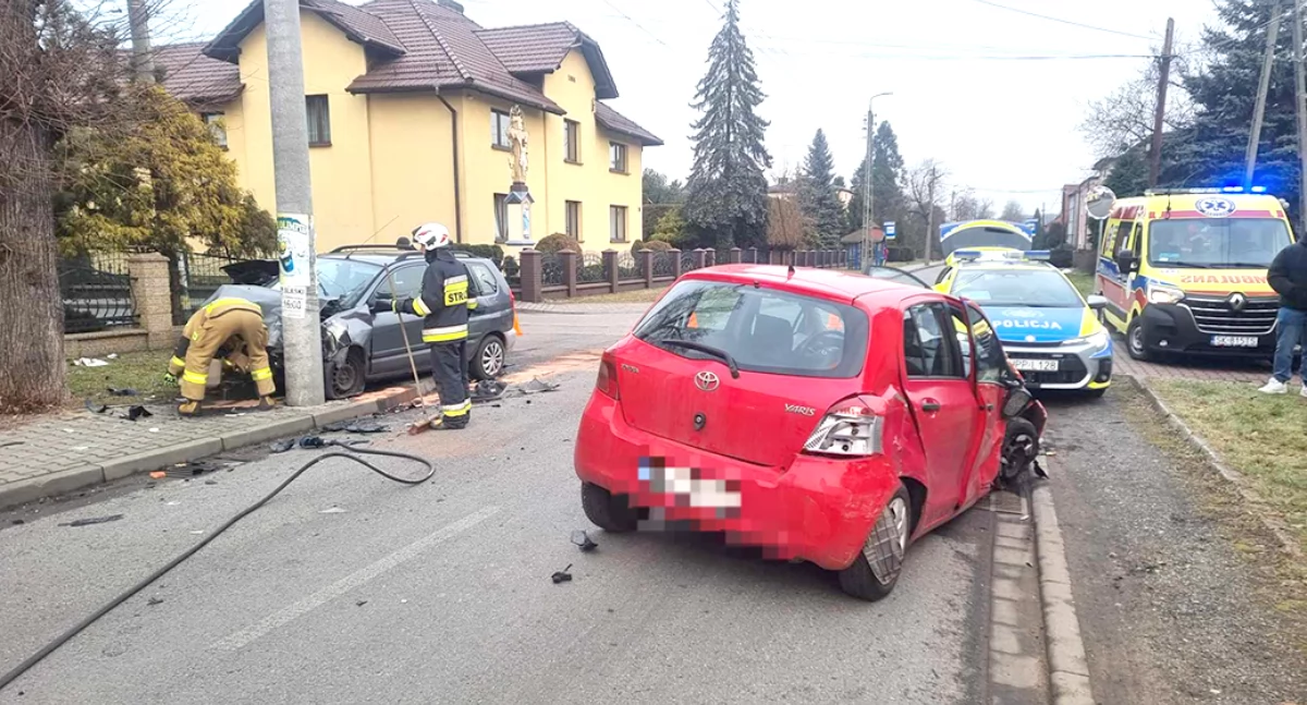 Wypadki drogowe, Zderzenie trzech samochodów Chełmie Śląskim - zdjęcie, fotografia