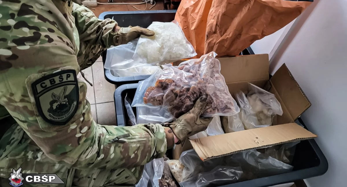 Kronika kryminalna, CBŚP zlikwidowało Imielinie nielegalne laboratorium chemiczne Przestępcy wyprodukowali towar warty - zdjęcie, fotografia