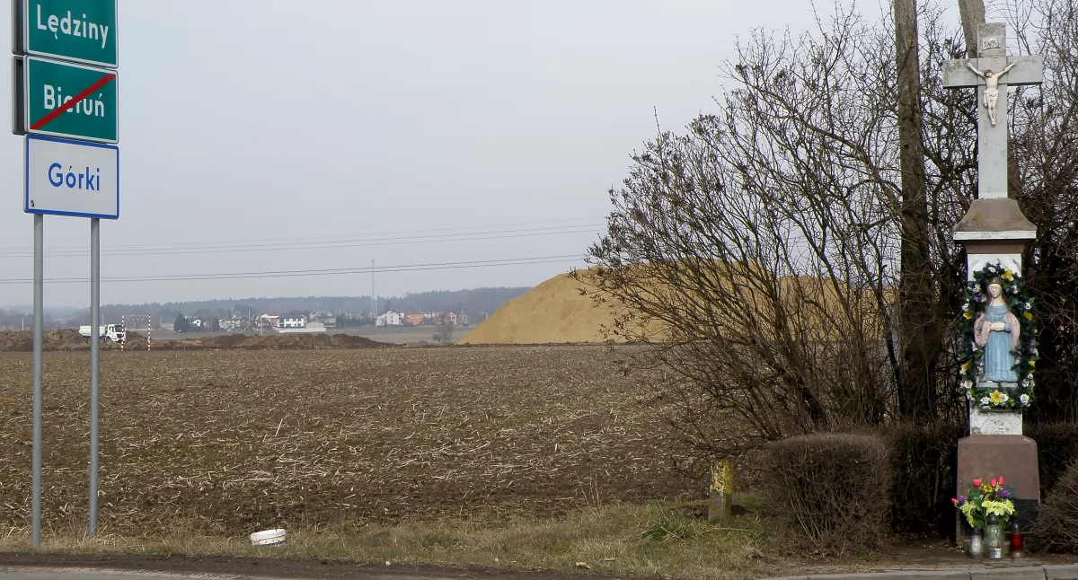 Zwałowiska materiałów budowlanych i sprzęt drogowy są dowodem na to, że budowa drogi S1 wkracza na teren Lędzin