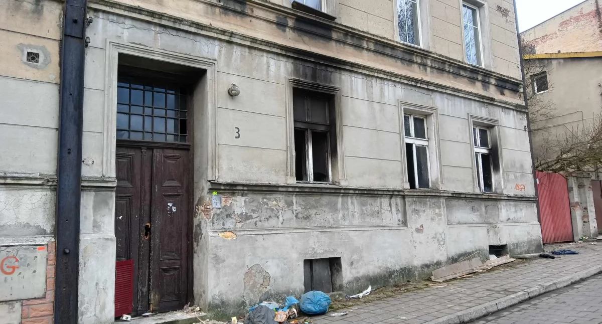 Pożary straż pożarna, Pożar opuszczonej kamienicy - zdjęcie, fotografia