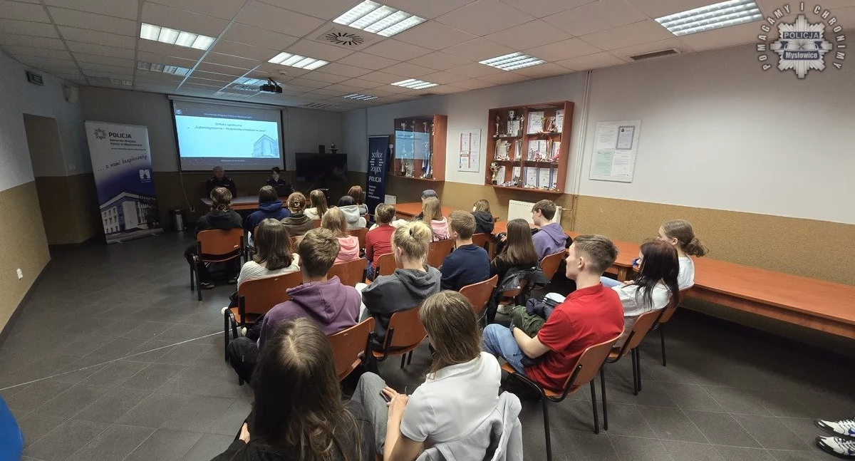 EDUKACJA, Licealiści debatowali policjantami - zdjęcie, fotografia