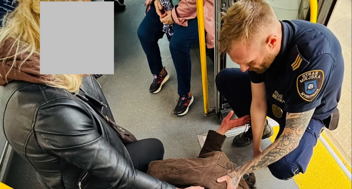 NEWS, Pasażer autobusu potrzebował pomocy ratunek ruszyła pasażerka strażnicy miejscy - zdjęcie, fotografia