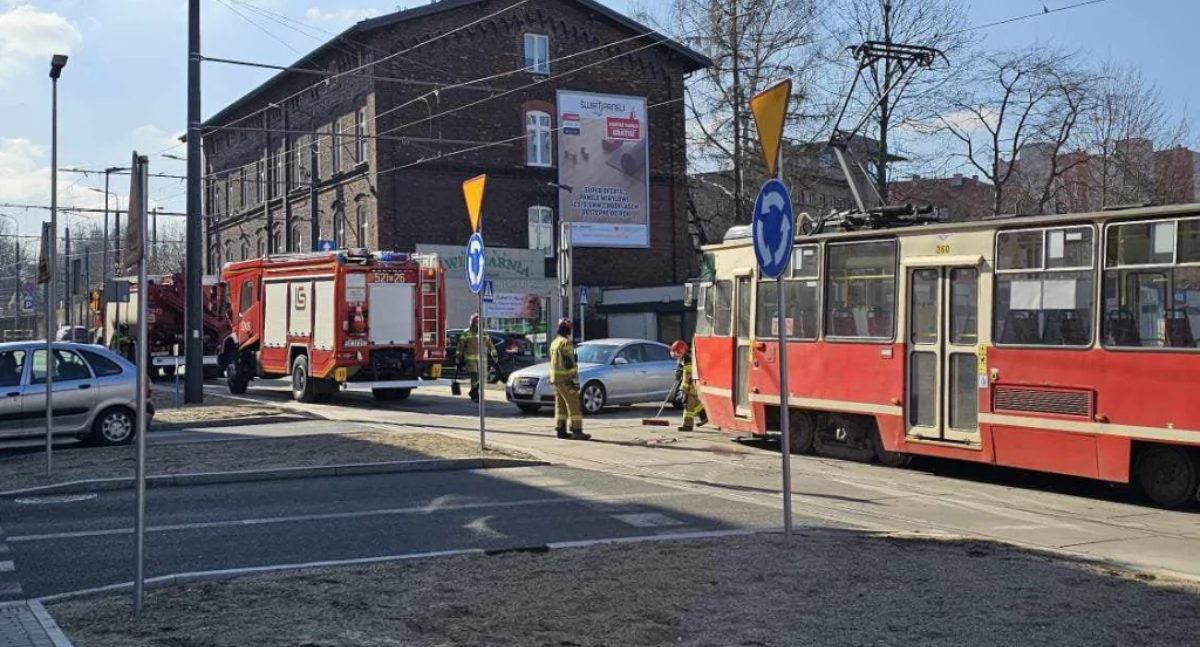Wypadki drogowe, Samochód zderzył tramwajem - zdjęcie, fotografia