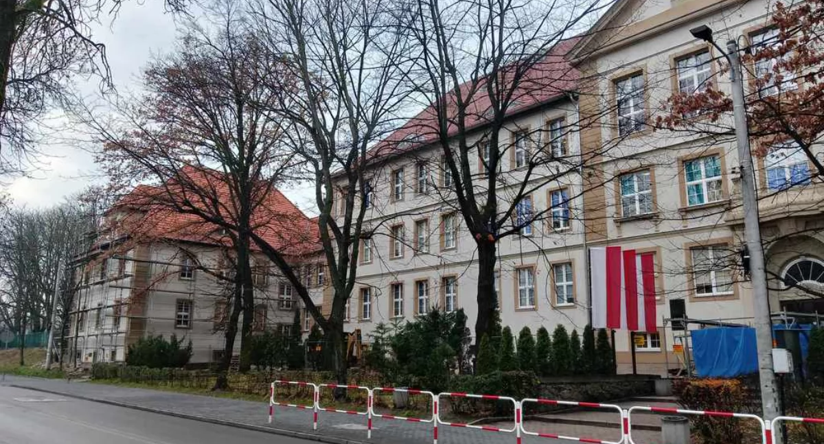 NEWS, Teraz dołożymy milion Miasto zapomniało remoncie dachu - zdjęcie, fotografia