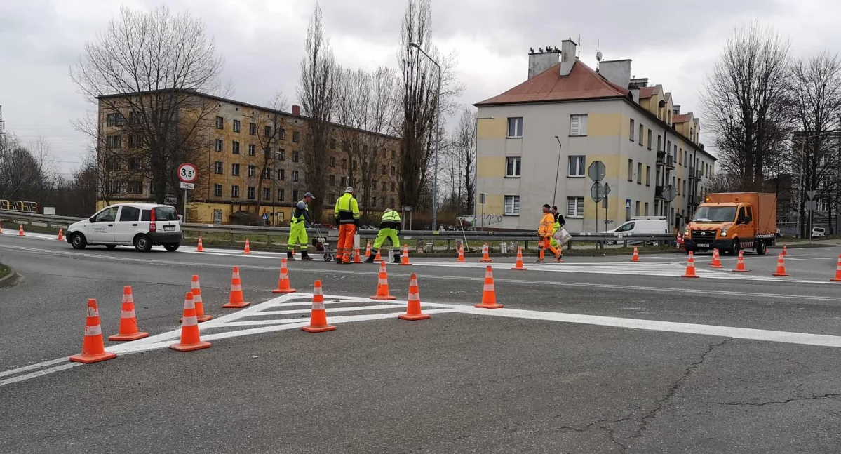 NEWS, Malują oznakowanie poziome Krakowskiej Powstańców - zdjęcie, fotografia