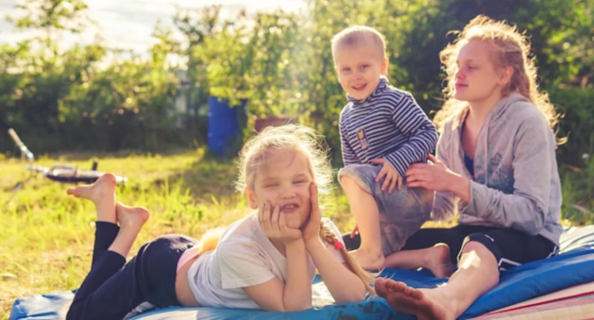 Informator gospodarczo reklamowy, Zabawy świeżym powietrzu wspierające rozwój zdrowie dziecka - zdjęcie, fotografia