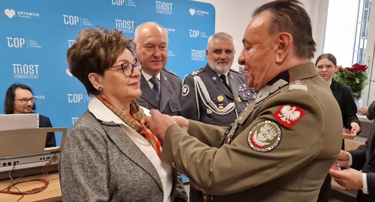 SAMORZĄD, Medal Przyjaźni radnej powiatowej - zdjęcie, fotografia