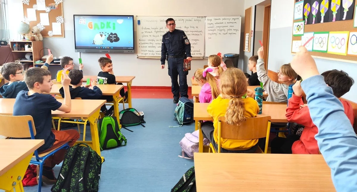EDUKACJA, Pożyteczne spotkanie policjantem - zdjęcie, fotografia
