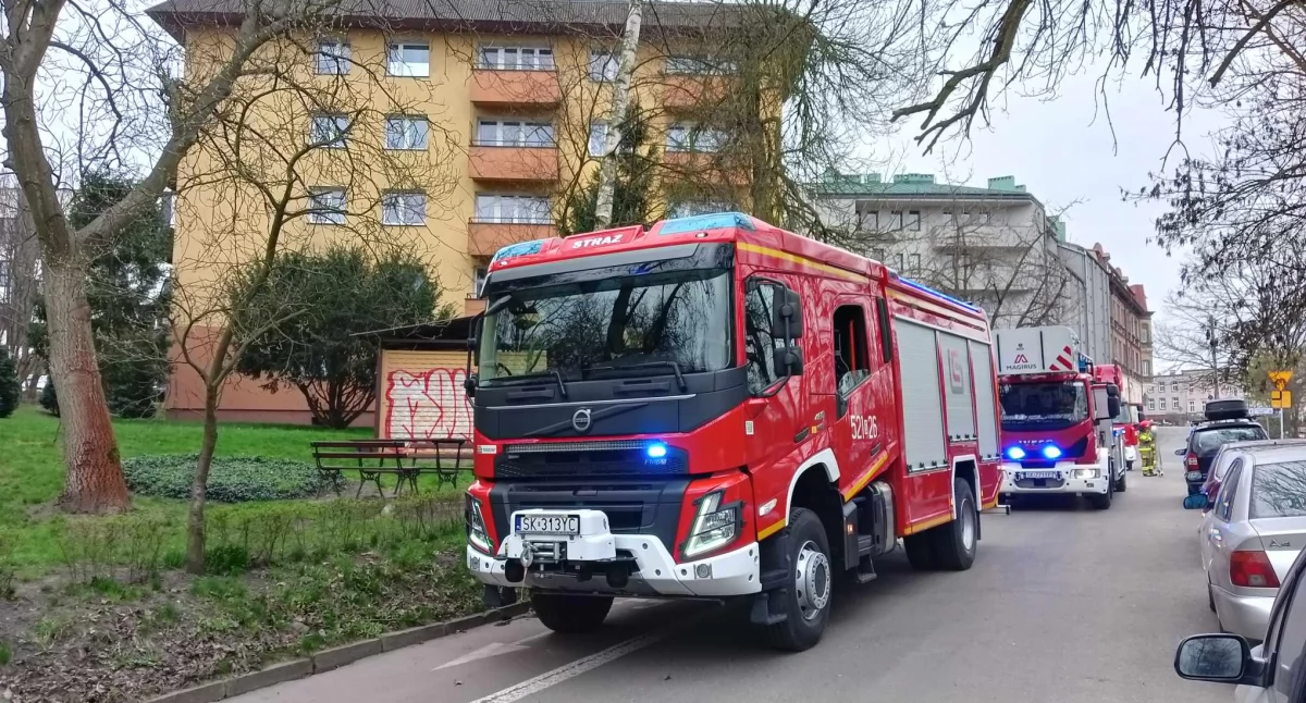 Pożary straż pożarna, Strażacy interweniowali mieszkaniu Strumieńskiego - zdjęcie, fotografia