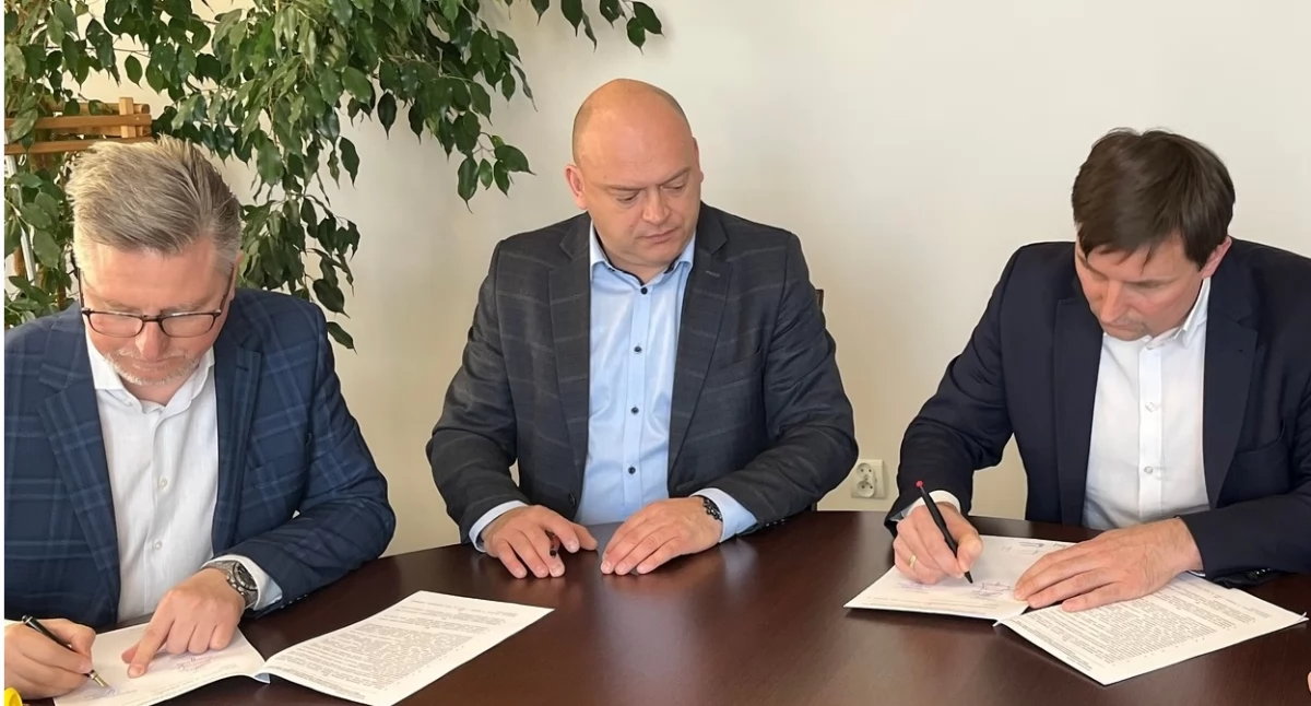 Umowę podpisali: przedstawiciel Firmy Projektowo-Usługowej PLANPROF Michał Kubiński, dyrektor PZD w Bieruniu Arkadiusz Grygierek oraz starosta Łukasz Odelga