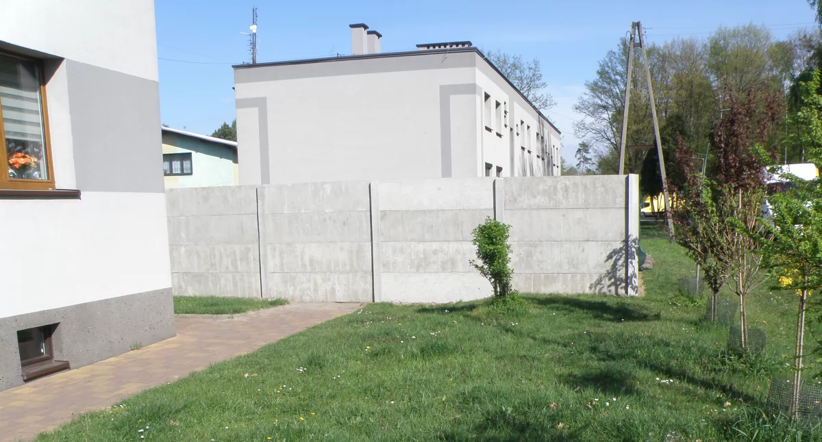 Rachowy tak jak kiedyś Berlin, także mają swój mur