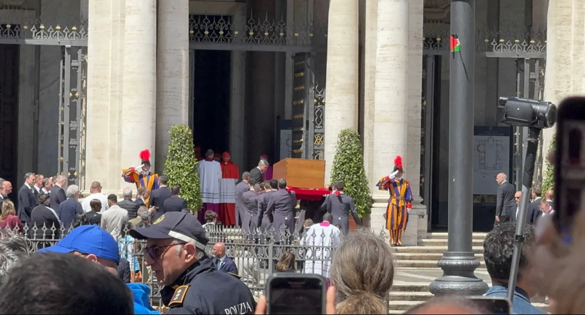 NEWS, Pożegnanie papieża Franciszka Relacja Watykanu Sebastiana Kreczmańskiego parafii Brzęczkowicach - zdjęcie, fotografia