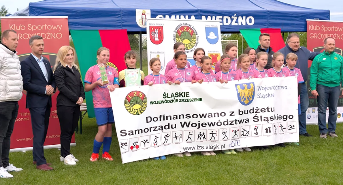 Drużyna Akademii Sportu KSB Lędziny z trenerem Radosławem Roszakiem oraz organizatorami