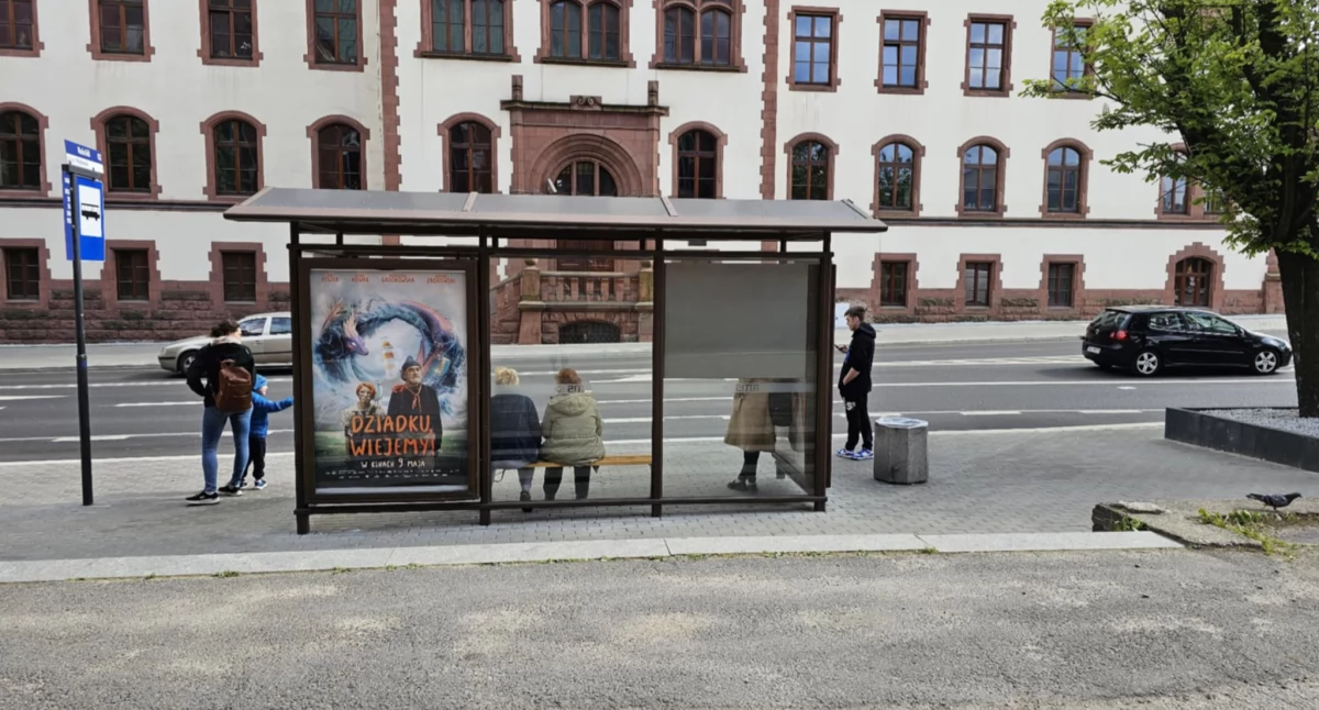 NEWS, Seniorzy czekają ławki przystanku - zdjęcie, fotografia