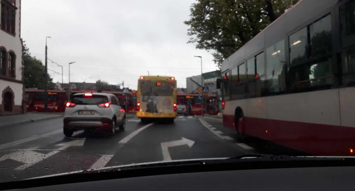 NEWS, Samochód dobił tramwaju nowym rondzie - zdjęcie, fotografia