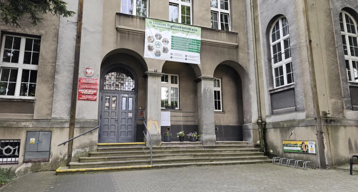 SAMORZĄD, latek Mysłowic zaskoczony lokal wyborczy nagle niedostępny niepełnosprawnych - zdjęcie, fotografia