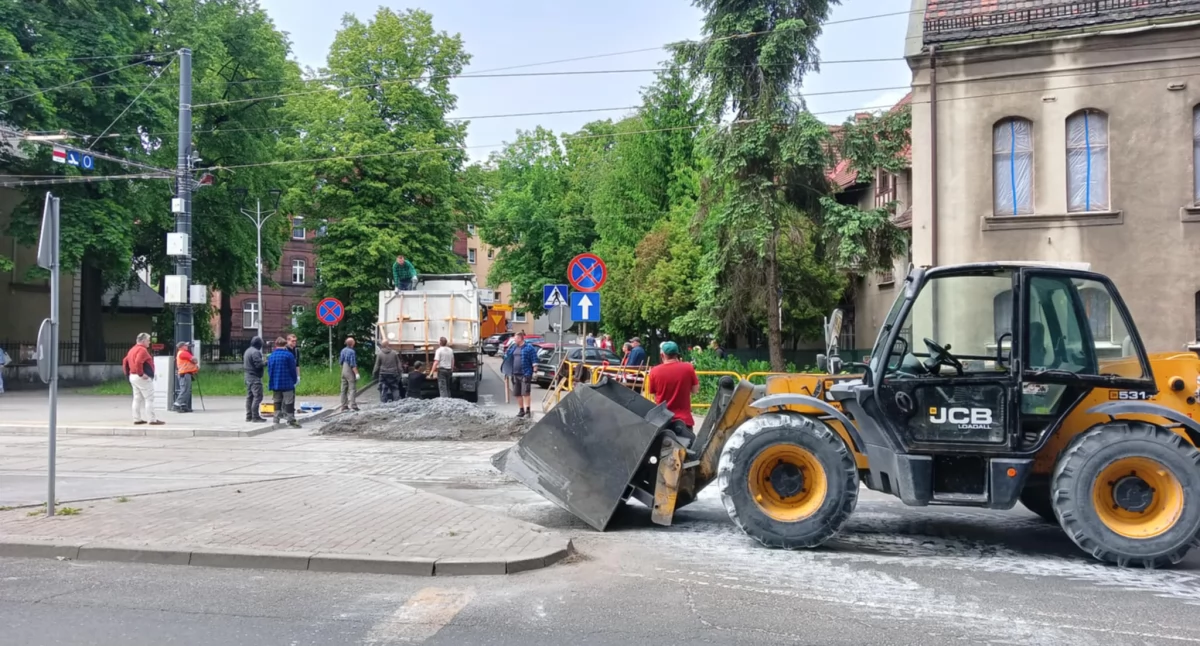 NEWS, Rozlany beton jezdni torowisku tramwajowym - zdjęcie, fotografia