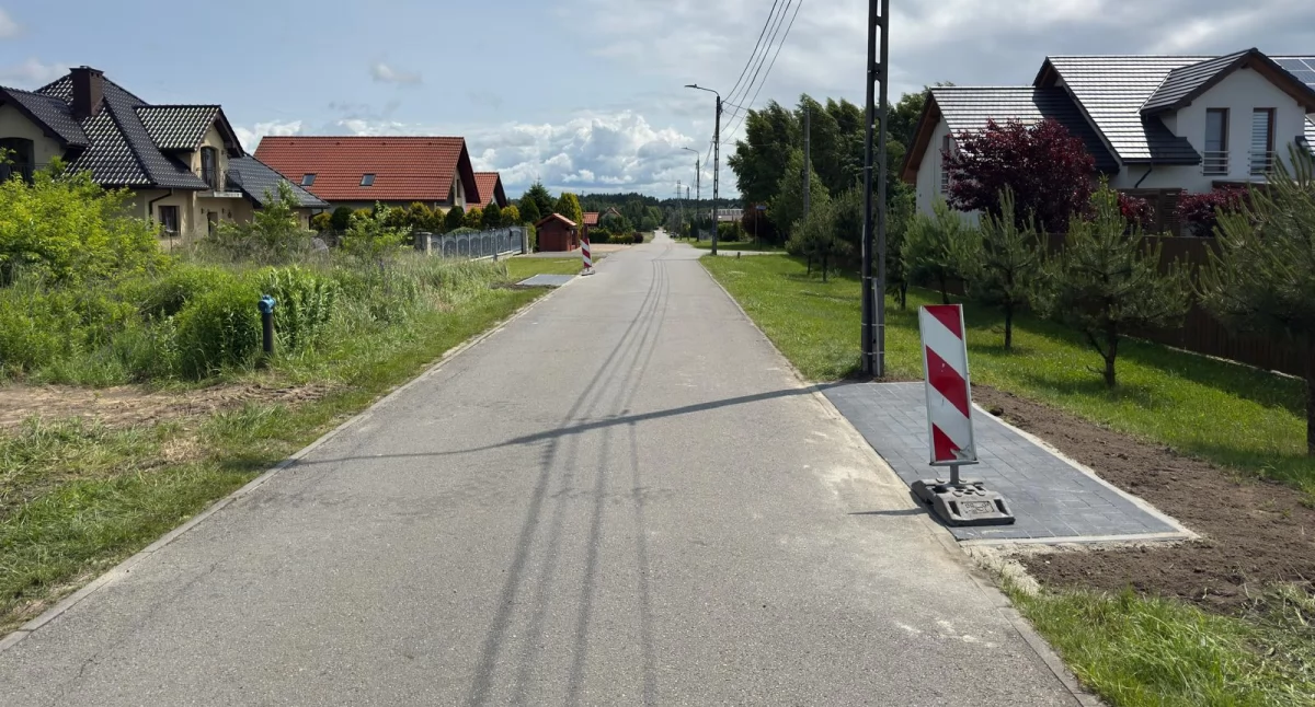 BIZNES I INWESTYCJE, przystanki autobusowe Imielinie - zdjęcie, fotografia