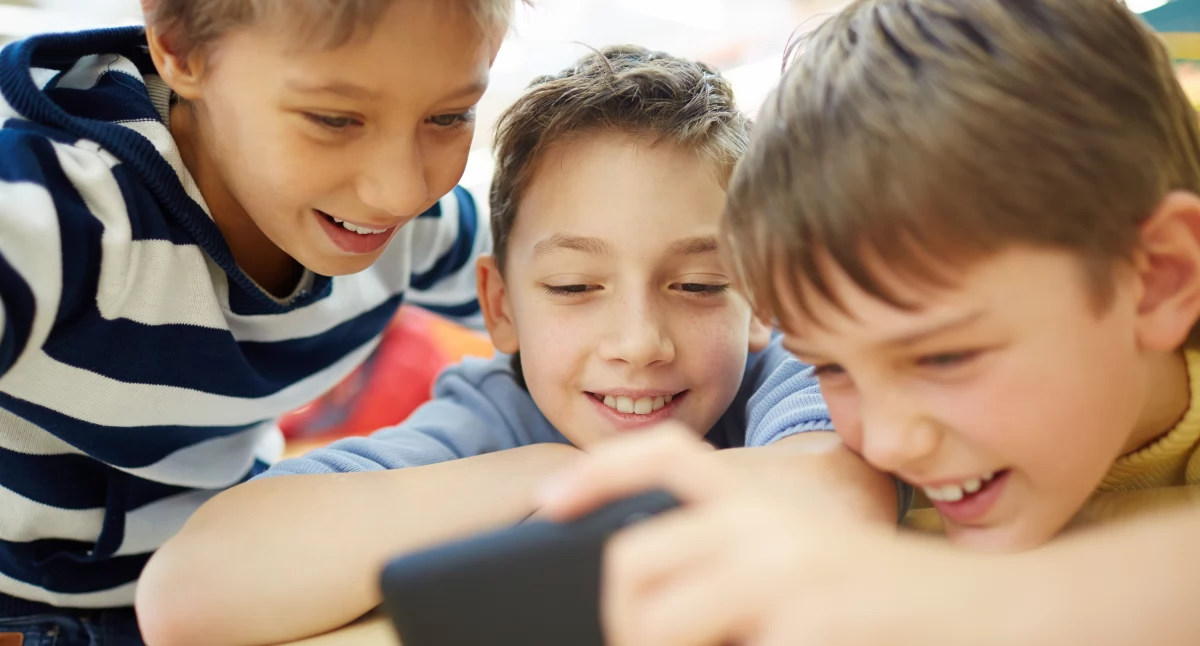 Informator gospodarczo reklamowy, wybrać telefon dziecka dobrym aparatem - zdjęcie, fotografia