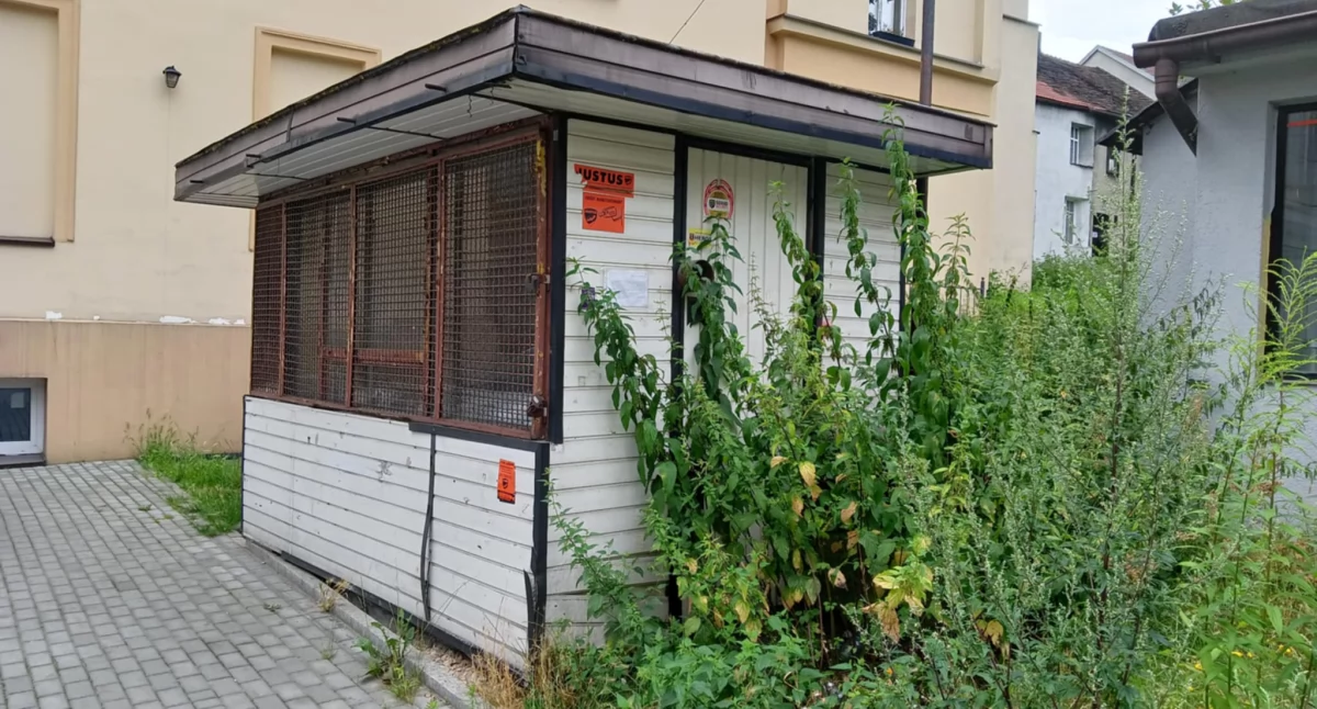 NEWS, Śmietnik wychodek starym kioskiem - zdjęcie, fotografia
