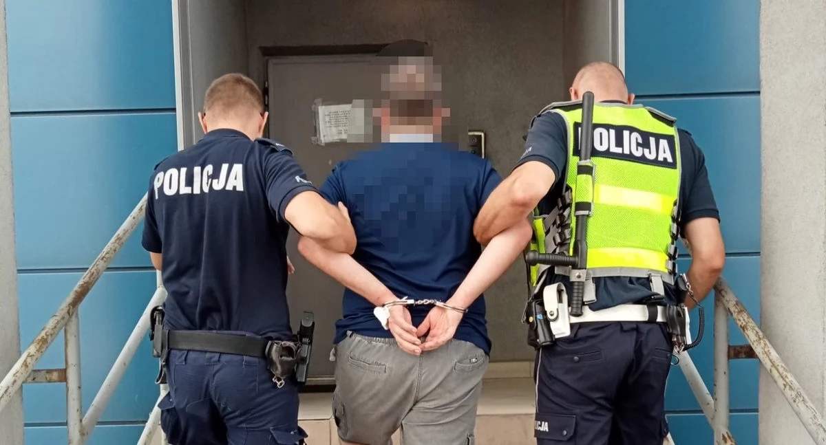 Kronika kryminalna, Pijany kierowca rozjechał rabatkę uciekł przed sąsiadami Potem opluł kopał policjanta - zdjęcie, fotografia